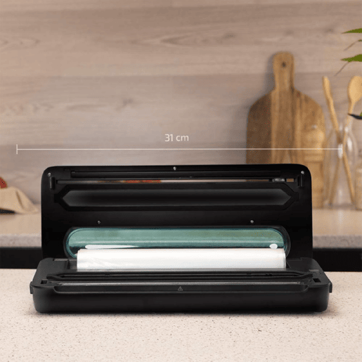 Cecotec Embaladora a vácuo de 140 W com pressão de vácuo de 0,75 bar para manter os alimentos frescos durante mais tempo, de uma maneira muito fácil. Inclui cortador e sacos de rolo integrados. Cecotec Embaladora a vácuo de 140 W com pressão de vácuo de 0,75 bar para manter os alimentos frescos durante mais tempo, de uma maneira muito fácil. Inclui cortador e sacos de rolo integrados.