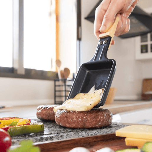 Cecotec Máquina de raclette para 8 pessoas com grill de 1200 W. Com estrutura de madeira, termóstato ajustável e placas antiaderente com superfície de chapa de pedra natural. Inclui 8 panelas pequenas antiaderentes.