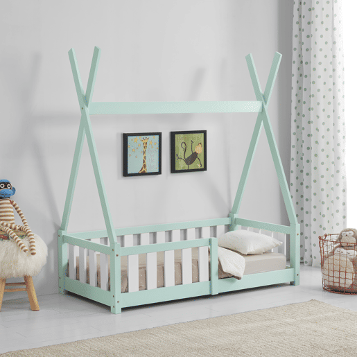 Cama de criança Helsingborg com grelha de segurança - estrutura Tepee - pinho 140x70 cm - verde menta en.casa.