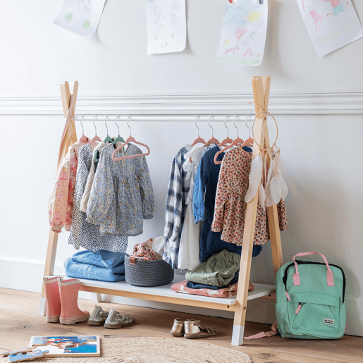 Perchero LOU de madera en color blanco para niños