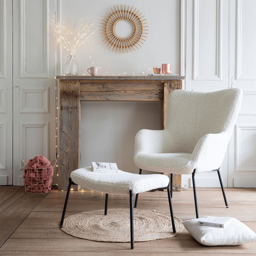 Cadeirão em tecido bouclette bege com apoio para os pés EIRA 79x72 x98cm