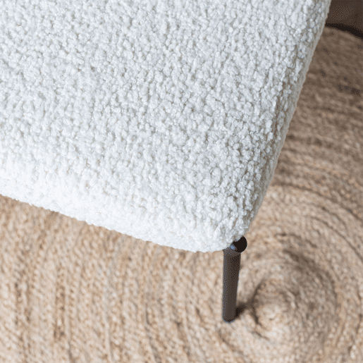 Cadeirão em tecido bouclette bege com apoio para os pés EIRA 79x72 x98cm