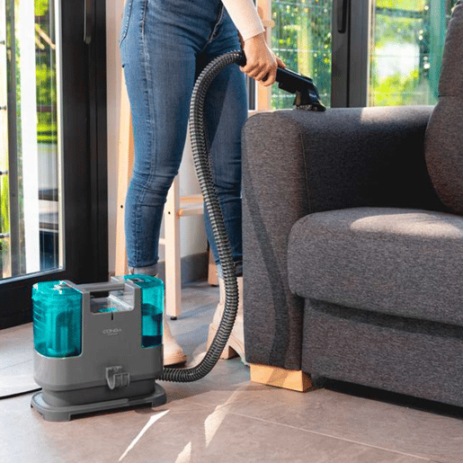 Cecotec Aspirador trenó com cabo para remoção de manchas em estofos. Depósito de água limpa e suja. 400 W de potência. Raio de ação de 6 m.