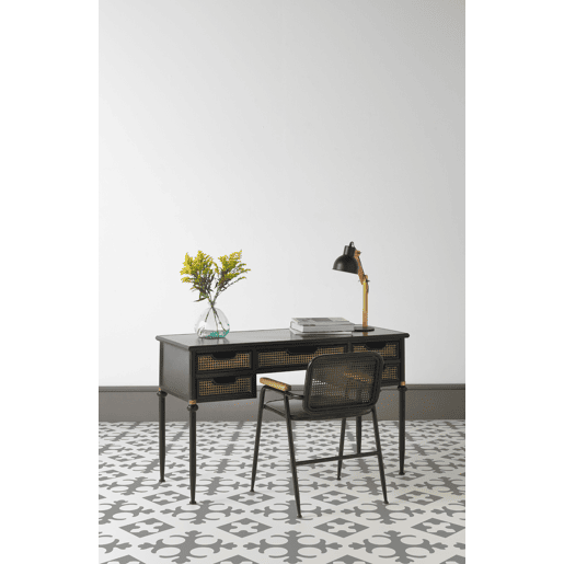 Poltrona com encosto em bronze e estrutura em metal preto
