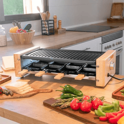 Cecotec Máquina de raclette para 8 pessoas com grill de 1200 W. Com estrutura de madeira, termóstato ajustável e placa antiaderente e uma superfície de aço com revestimento de alta qualidade. Inclui 8 panelas pequenas antiaderentes. Cecotec Máquina de raclette para 8 pessoas com grill de 1200 W. Com estrutura de madeira, termóstato ajustável e placa antiaderente e uma superfície de aço com revestimento de alta qualidade. Inclui 8 panelas pequenas antiaderentes.