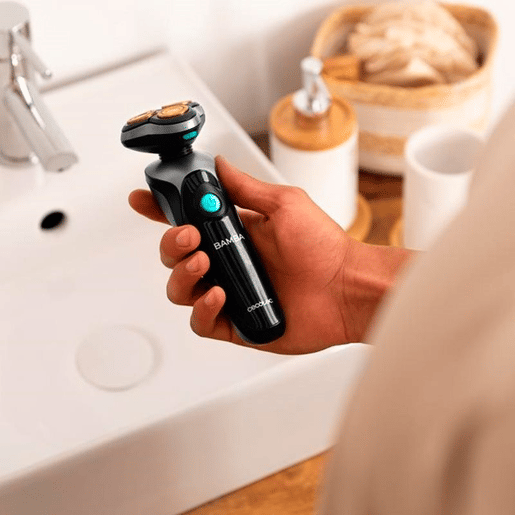 Cecotec Máquina de barbear 10 em 1 com base de carga, bateria de iões de lítio, lâminas de aço inoxidável com revestimento em titânio, ecrã digital e à prova de água.