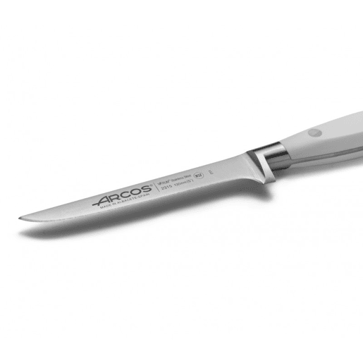 A lâmina forjada da faca para desossar Arcos Riviera 130 mm é feita de aço inoxidável NITRUM.