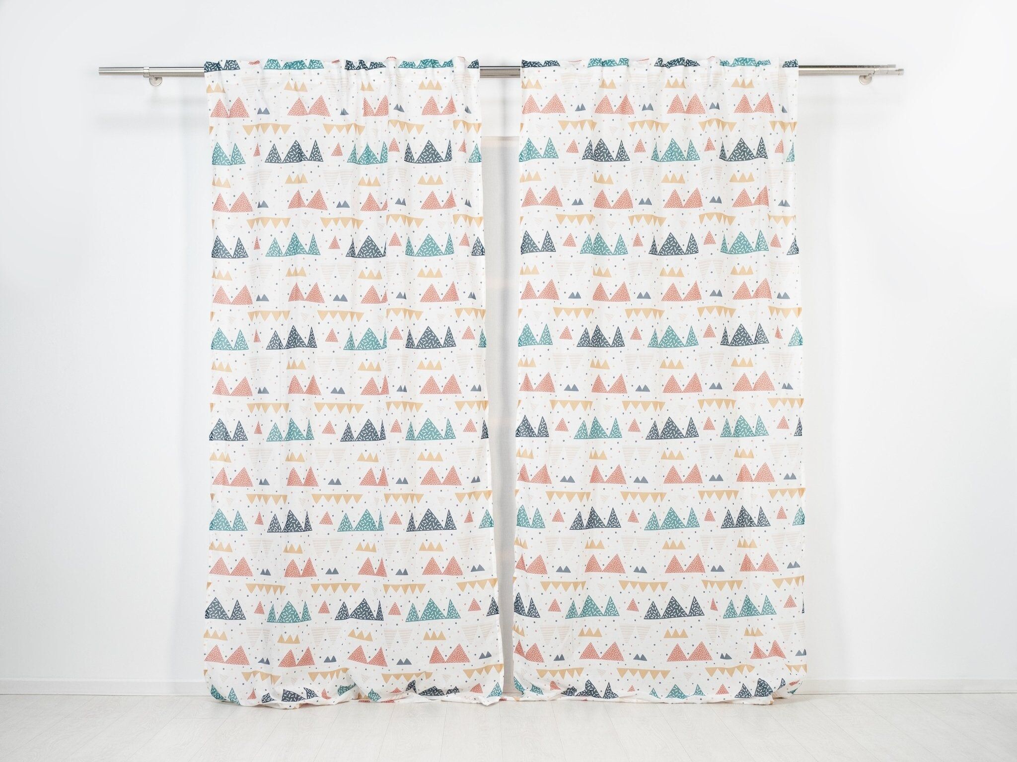 Visillo translúcido Pirineos 15 con motivo infantil Pirineos