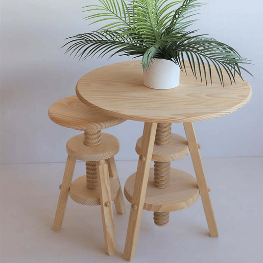 Mesa giratória em madeira de pinho, acabamento em verniz, 59,5x59,5x65 cm