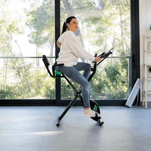 Cecotec Bicicleta estática dobrável com encosto. Ecrã LCD. Resistência magnética variável. Selim de conforto com encosto e alças de apoio laterais. Suporte para tabletes y rodas de transporte. Cecotec Bicicleta estática dobrável com encosto. Ecrã LCD. Resistência magnética variável. Selim de conforto com encosto e alças de apoio laterais. Suporte para tabletes y rodas de transporte.