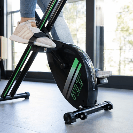 Cecotec Bicicleta estática dobrável com encosto. Ecrã LCD. Resistência magnética variável. Selim de conforto com encosto e alças de apoio laterais. Suporte para tabletes y rodas de transporte. Cecotec Bicicleta estática dobrável com encosto. Ecrã LCD. Resistência magnética variável. Selim de conforto com encosto e alças de apoio laterais. Suporte para tabletes y rodas de transporte.