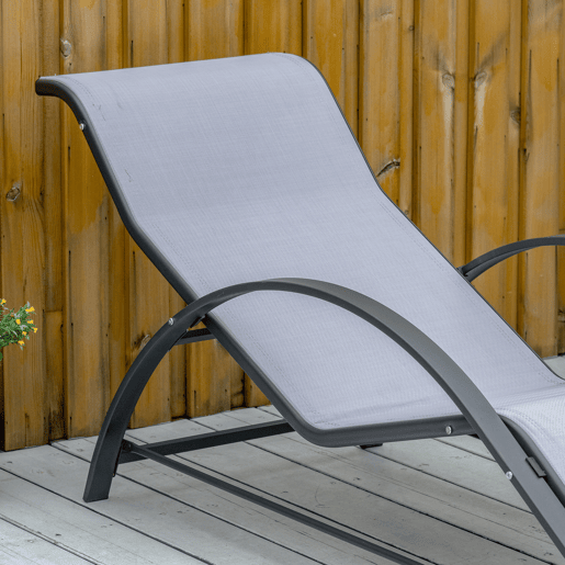 Outsunny Conjunto de 2 Espreguiçadeiras de Jardim 59x169x66 cm com Mesa 41x41x45 cm Vidro Temperado Apoio de Braços para Pátio Piscina Varanda Cinza