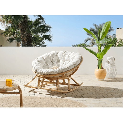 Cadeira de baloiço em rattan natural e creme claro ORVIETO