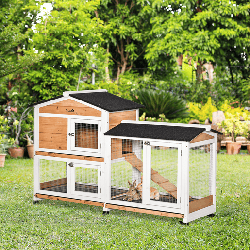 PawHut Casota de Madeira para Coelhos com Rodas 157,4x53x99,5 cm Jaula Grande com Telhado Asfáltico, Tabuleiros Removíveis e Rampa para Exterior e Interior Natural
