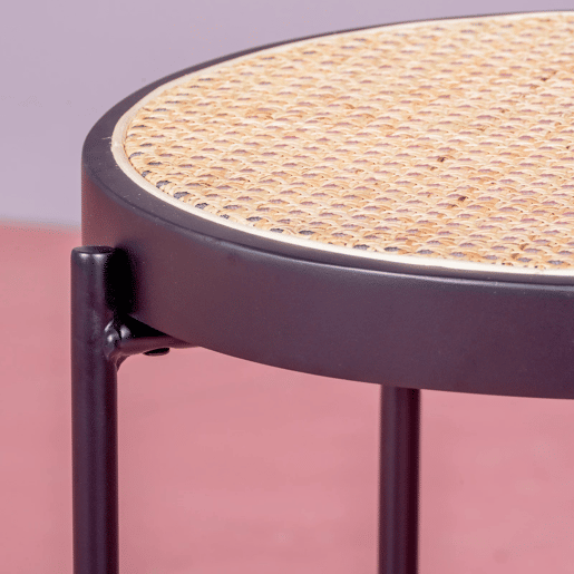 Mesa lateral retrô com detalhes em rattan natural (46cm) - North