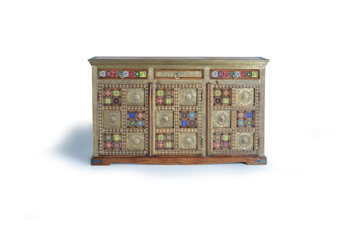 Aparador con detalles de cerámica pintados a mano.  .Giner y Colomer