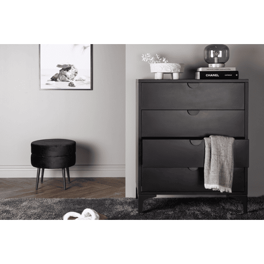 Cómoda PIRING em preto com estilo moderno, mede 117x78x40 cm e tem 4 gavetas