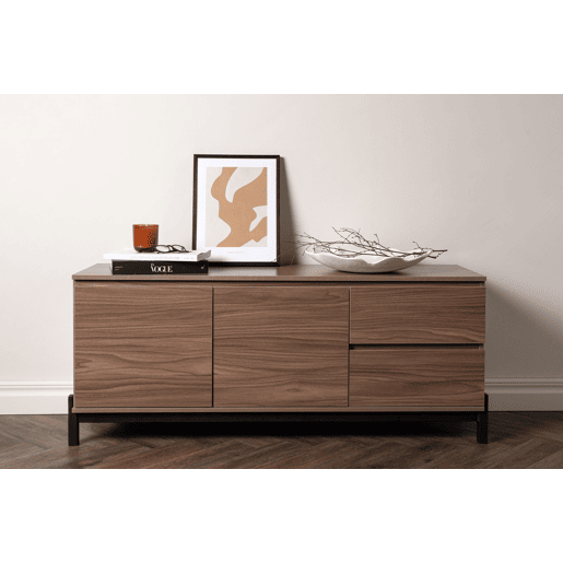 Cómoda CORPUS em nogueira, estilo moderno, com 56x135x40 cm, com 1 prateleira, 2 portas e 2 gavetas