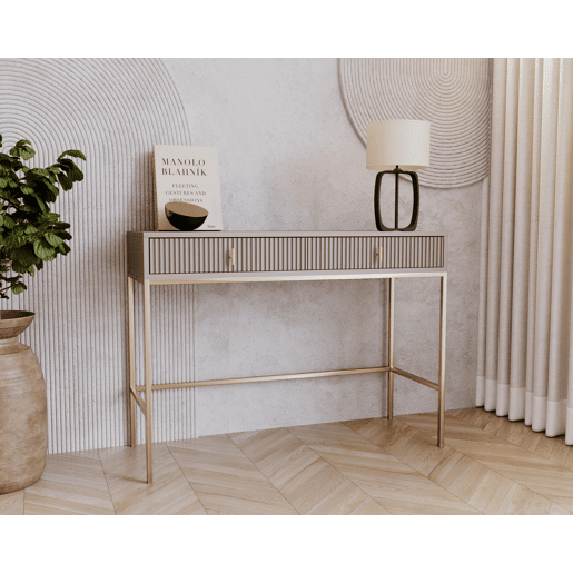 A mesa de consola MAGGIORE apresenta num estilo moderno. Mede 77x104x50 cm e inclui 2 gavetas.