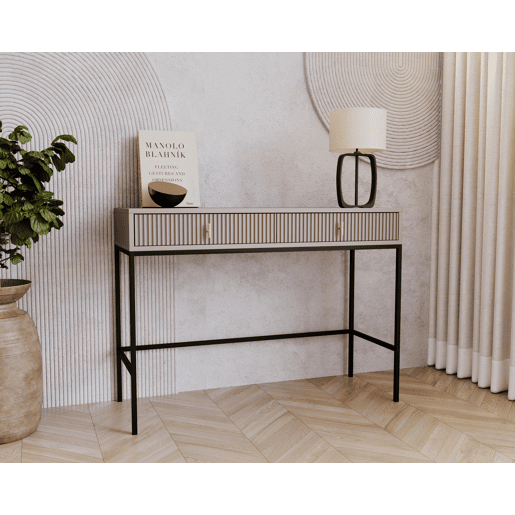 A mesa de consola MAGGIORE apresenta num estilo moderno. Mede 77x104x50 cm e inclui 2 gavetas.