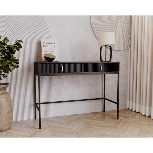 A mesa de consola MAGGIORE apresenta num estilo moderno. Mede 77x104x50 cm e inclui 2 gavetas.