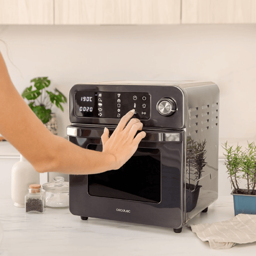 Cecotec Forno de convecção com 15 litros de capacidade e 1700 W de potência. Cecotec Forno de convecção com 15 litros de capacidade e 1700 W de potência.