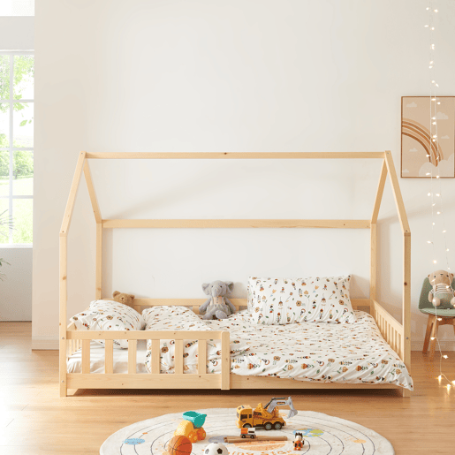 Cama de criança Hesel em forma de casa de pinho com gradeamento 120x200cm - Natural en.casa