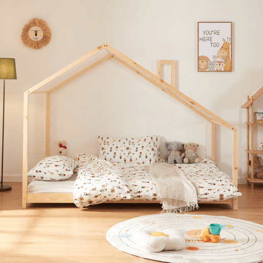 Cama de criança Siuntio com teto inclinado em madeira de pinho 140x200 cm - Natural en.casa
