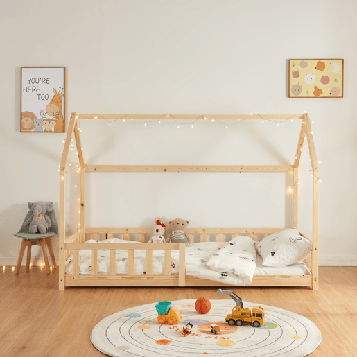 Cama de criança Hesel em forma de casa de pinho com gradeamento 90x200cm - Natural en.casa