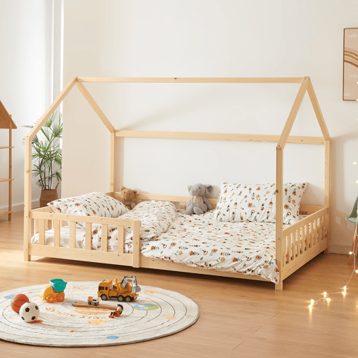 Cama de criança Hesel em forma de casa de pinho com gradeamento 140x200cm - Natural en.casa
