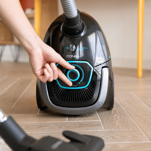 Cecotec Aspirador de 850 W de potência. Com saco. Capacidade máxima do depósito até 2,5 L com filtragem de alta eficiência e tubo telescópico metálico. Inclui acessórios aptos para móveis e cantos que permitem a a limpeza das áreas mais difíceis.