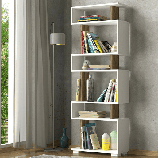 Estante de livros com efeito madeira