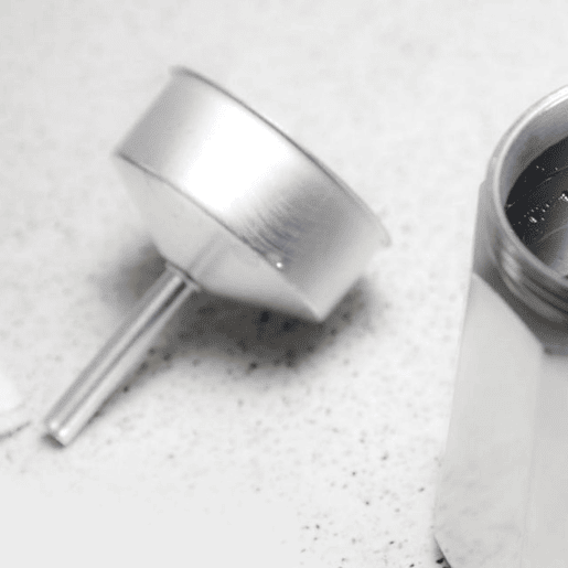 Cecotec Cafeteira italiana de alumínio com capacidade para 12 chávenas de café, fácil de limpar e apta para todo o tipo de fogões.