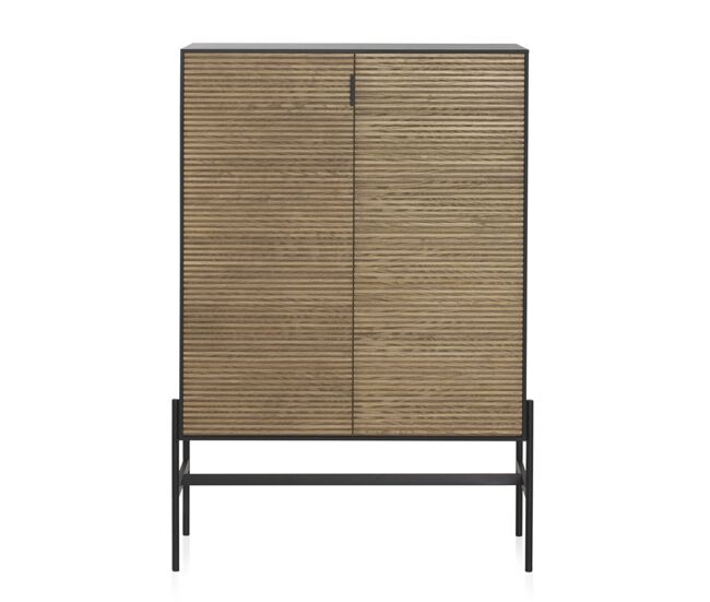 Vitrina de chapa de fresno negra con puertas naturales y patas de metal negro