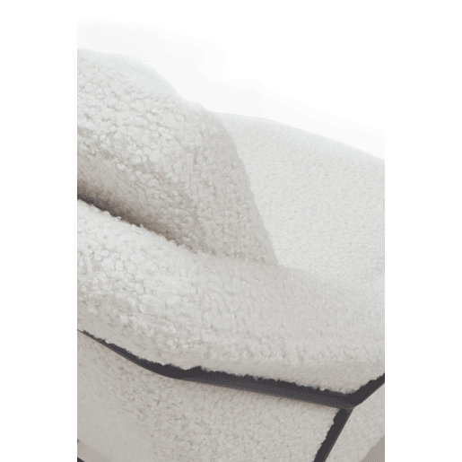 Poltrona Estofada Branca Com Pernas Metálicas Pretas