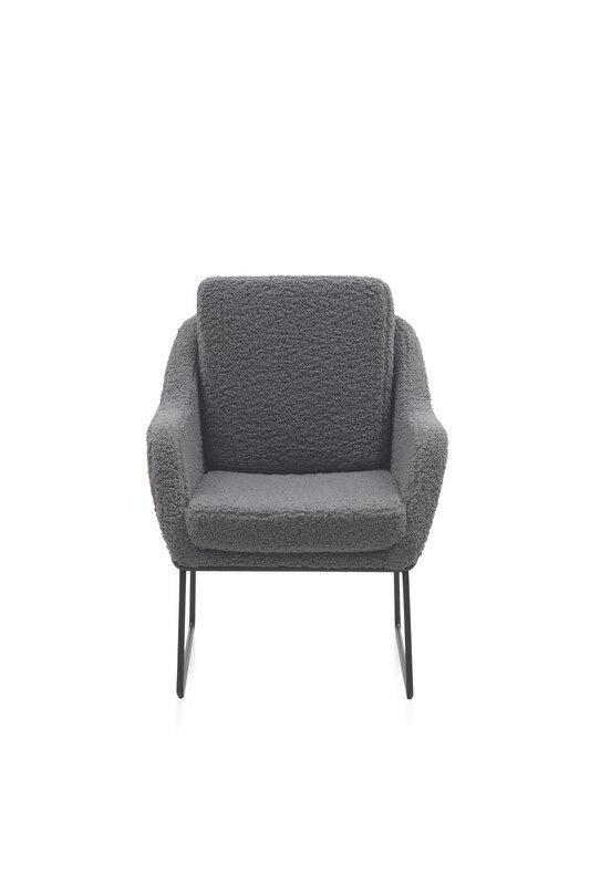 Sillón tapizado gris con patas metálicas negras