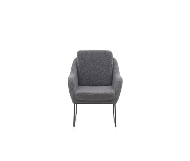 Sillón tapizado gris con patas metálicas negras