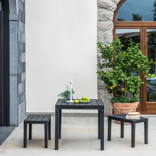Conjunto Lounge Externo Dkabash, Composição de Jardim com 1 Mesa Quadrada e 2 Bancos, Lounge Interno e Externo da Pic Nic, 100% Fabricado na Itália, Antracite