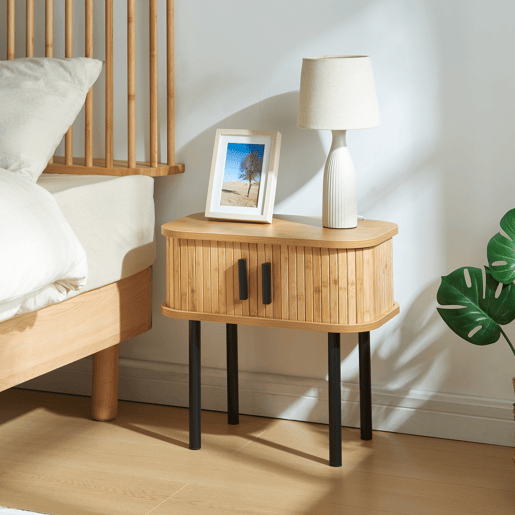 Mesa de cabeceira Tvedestrand com portas em bambu 48x30x45cm - NaturalPreto en.casa