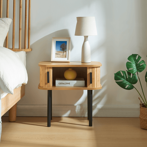 Mesa de cabeceira Tvedestrand com portas em bambu 48x30x45cm - NaturalPreto en.casa