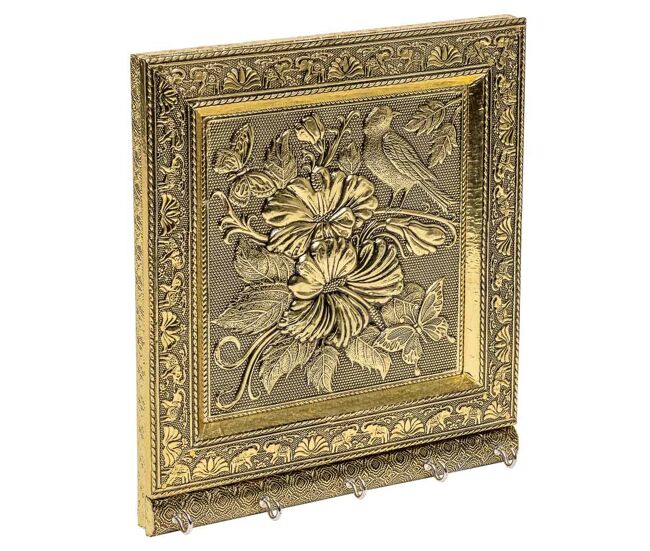 Llavero de metal repujado dorado 25x22,5x2