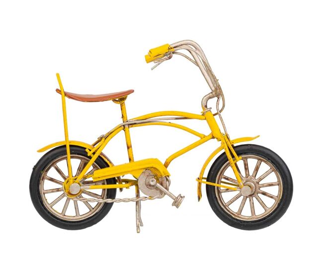 Bicicleta de metal en color amarillo tiene unas dimensiones de 16x5x11.5h cm