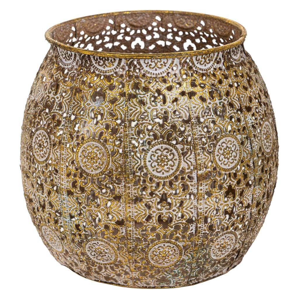 Portavelas de metal en dorado, con dimensiones de 18x18x16.5h cm