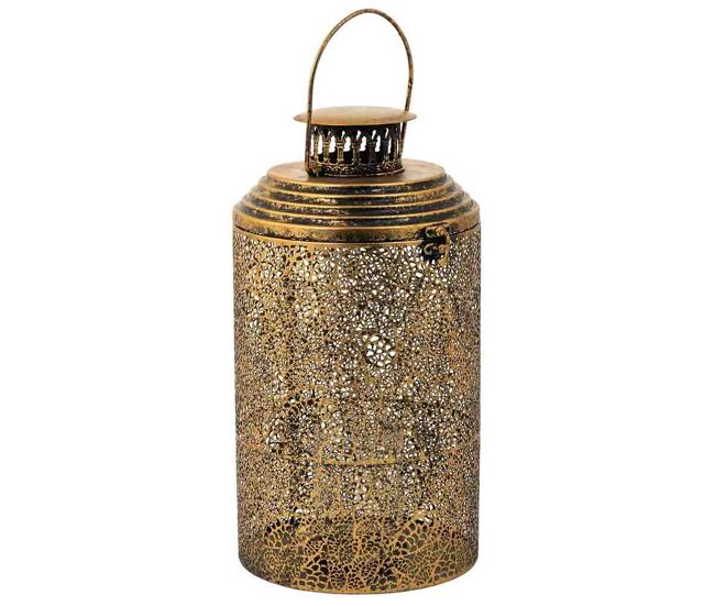 Portavelas de metal en tono dorado, con dimensiones de 21x21x39h cm
