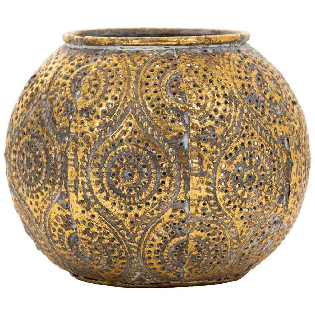 Portavelas de metal en dorado, con dimensiones de 12.5x12.5x9.5h cm