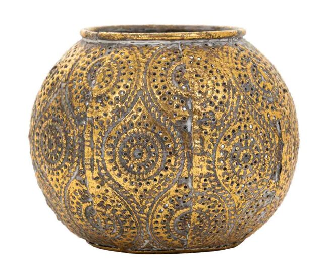 Portavelas de metal en dorado, con dimensiones de 12.5x12.5x9.5h cm