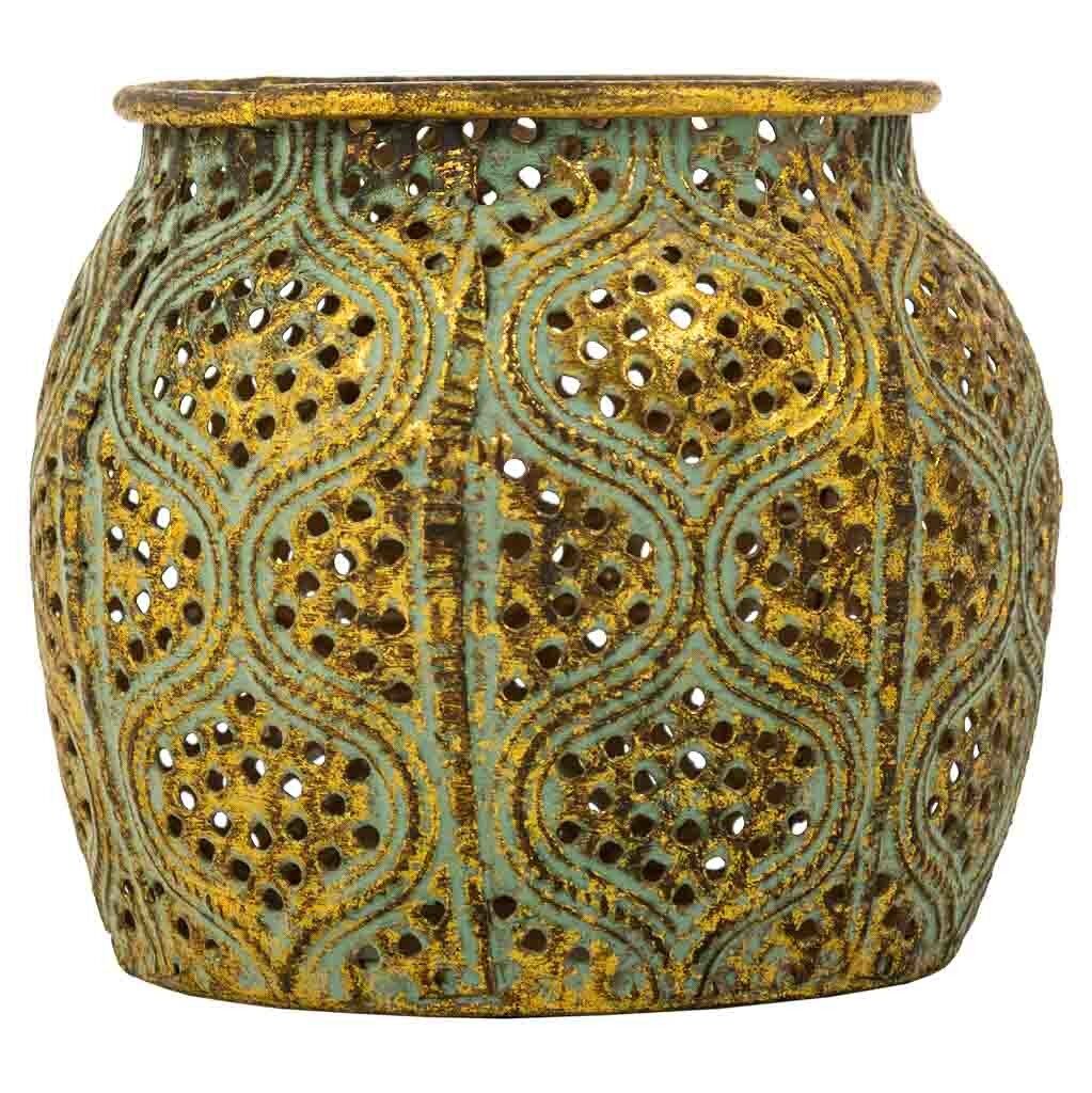 Portavelas de metal en dorado, con dimensiones de 12.5x12.5x9.5h cm
