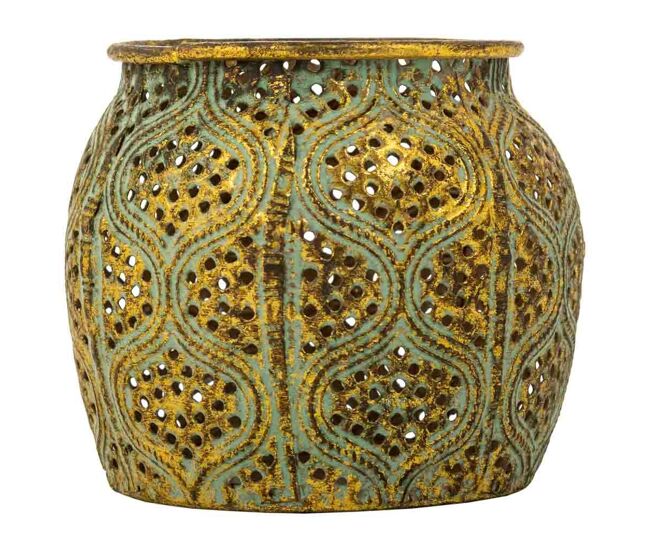 Portavelas de metal en dorado, con dimensiones de 12.5x12.5x9.5h cm