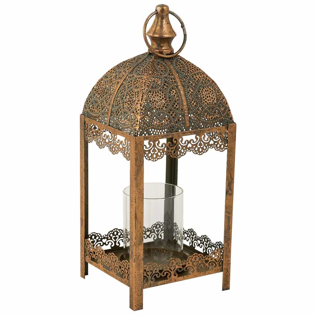 Portavelas de metal en tono dorado, con dimensiones de 14x14x36h cm