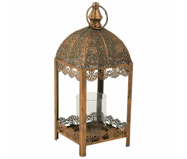 Portavelas de metal en tono dorado, con dimensiones de 14x14x36h cm